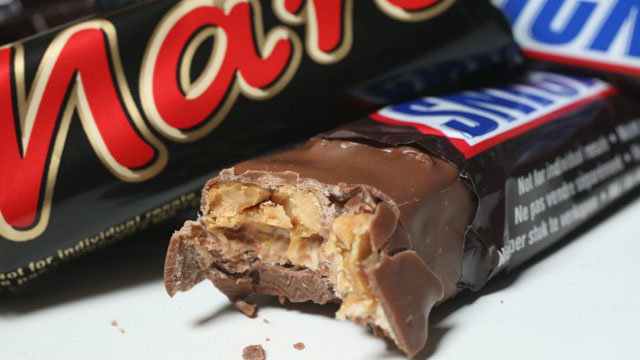 Mars, Milky Way ва Snickers шоколадлари ичидан пластик бўлаклар чиқаётгани маълум бўлди