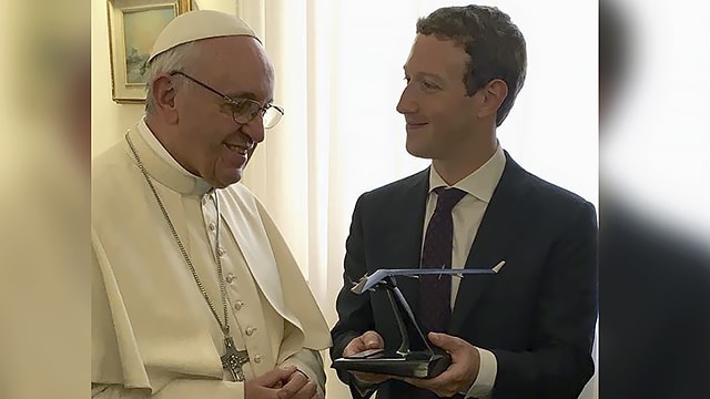 Facebook асосчиси Рим папасига нима совға қилганини айтди