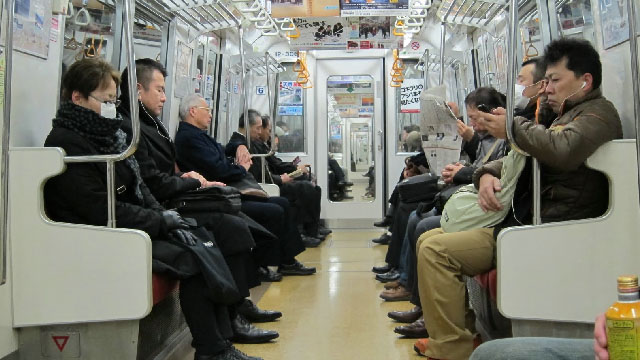Токиодаги метро йўловчилари шифохонага олиб кетилди