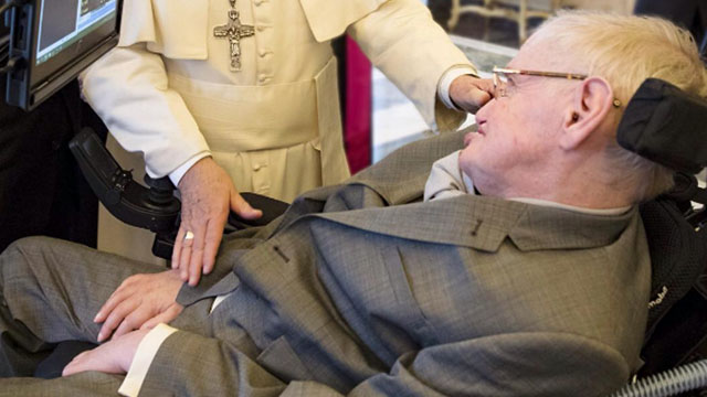 Стивен Хокинг Рим папаси билан учрашувдан сўнг шифохонага ётқизилди