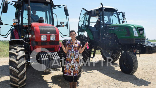 Фото: Шавкат Мирзиёев фермер қиз сўраган трактордан иккита берди
