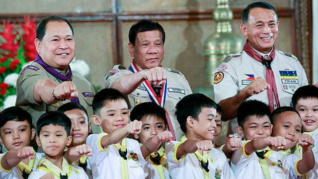 “Мен мактабларни портлатаман”: Филиппин президенти мактаблар ва ўқитувчиларга қарши уруш эълон қилди