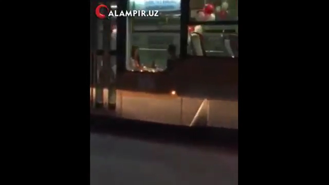 Видео: Мана, дабдаба!  Самарқандда йигит қизнинг  қўлини сўраш учун  трамвайни ижарага олди