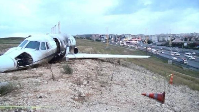 Видео: Истанбулнинг Отатурк аэропортида самолёт ҳалокатга учради