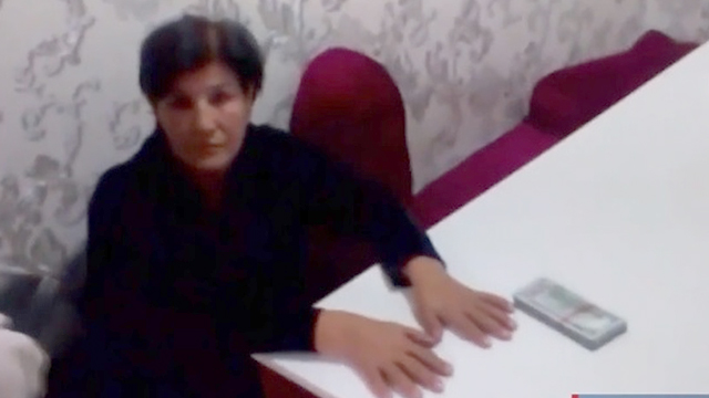 Видео: Ўқишга киргизиб қўймоқчи бўлган аёл 10 минг доллар билан ушланди