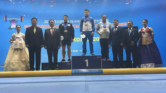 Ўзбекистонлик оғир атлетикачилардан бирданига иккита олтин медални кутиб олинг!