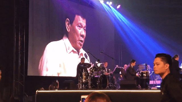 Видео: Филиппин президенти Дональд Трампнинг талабига биноан қўшиқ куйлади 