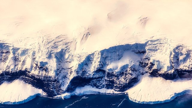 Фото: Антарктиданинг эриган музлари остидан кўприк ва зиналар топилди