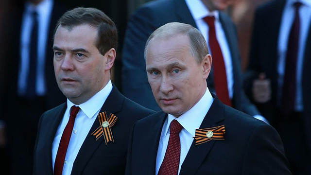 Путин Медведевни истеъфога чиқаради