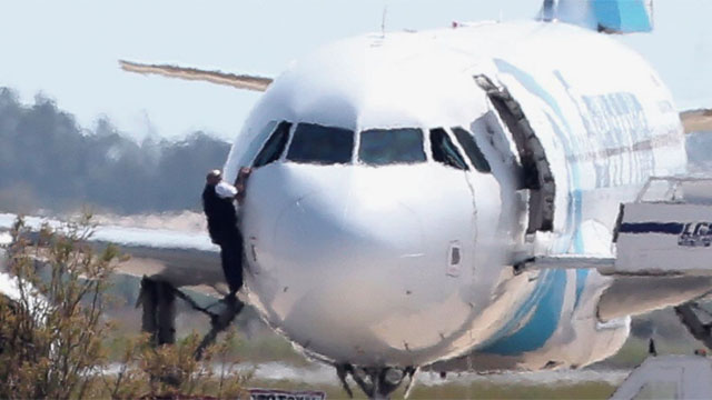 Egypt Air авиакомпанияси самолётини гаровга олган одам  ўз талабларини эълон қилди