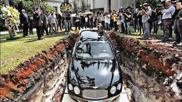 Бразилиялик миллионер Bentley автомобилини “дафн” этмоқчи бўлди