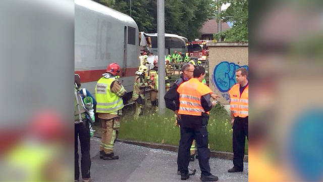 Швейцарияда тезюрар поезд автобус билан тўқнашиб кетди