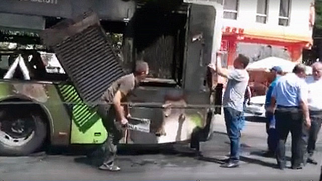 Тошкентда автобус ёниб кетди Тошкентда автобус ёниб кетди