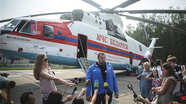 Белоруслик рекордчи 28 тонналик вертолётни 20 метрга тортиб борди
