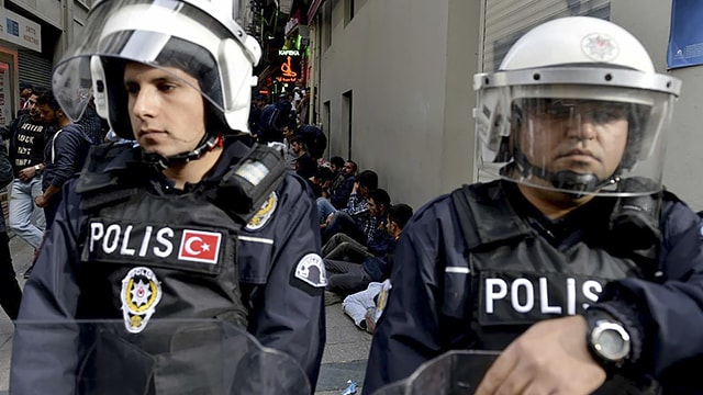 Туркияда минглаб полиция ходимлари ишдан бўшатилди