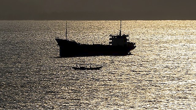 Қароқчилар томонидан ўғирланган Малайзия танкери топилди