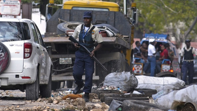 Гаитида полиция гуманитар ёрдам кутаётган оломонга қарата ўқ узди