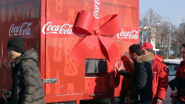 Coca-Cola компанияси маҳаллаларда совға улашмоқда