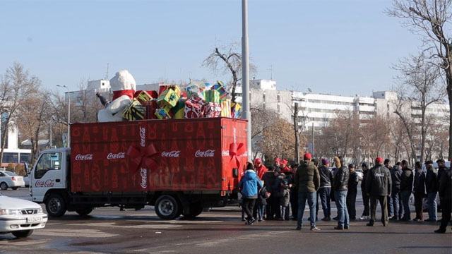 Coca-Cola компанияси маҳаллаларда совға улашмоқда