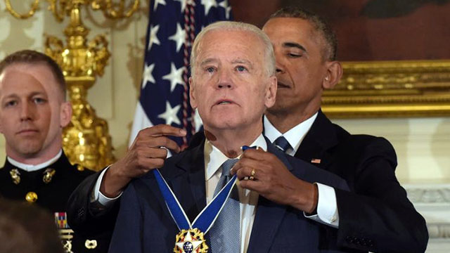 Барак Обама Жозеф Байденга Озодлик медалини топширди