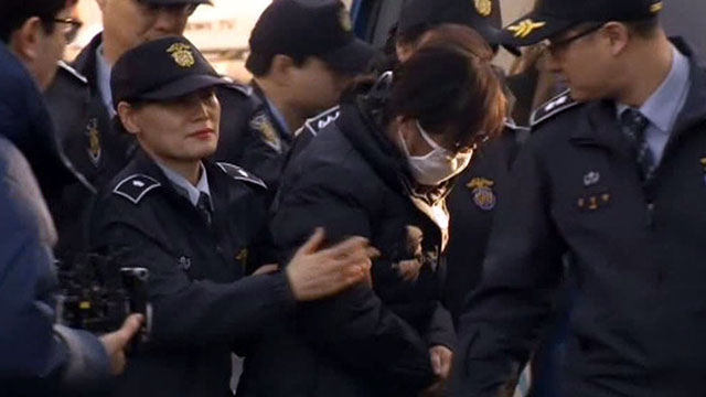 Жанубий Корея президентининг дугонаси судда кўрсатма беришни бошлади