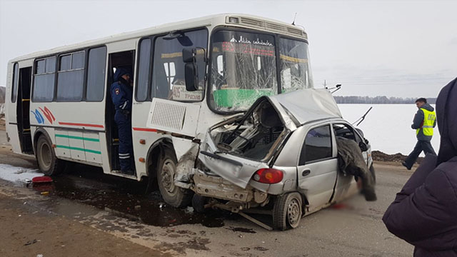 Matiz автомобилида ўзини видеотрансляция қилаётган қиз ЙТҲга учраб, вафот этди