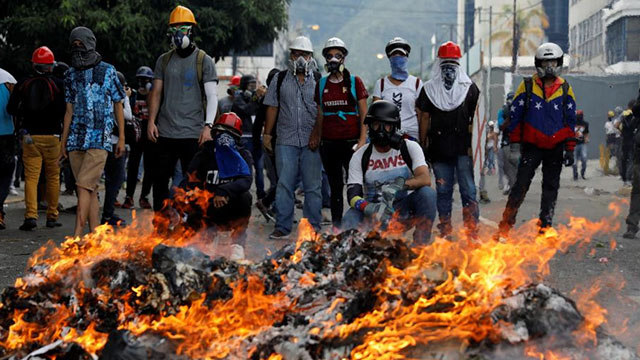 Венесуэлада президент ҳайкалини ёқиб юборишди