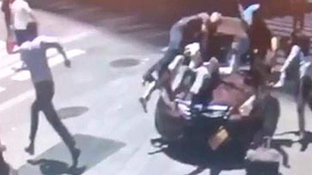 Видео: Нью-Йоркда автомобиль пиёдалар устига бостириб борди. Жабрланганлар кўп 