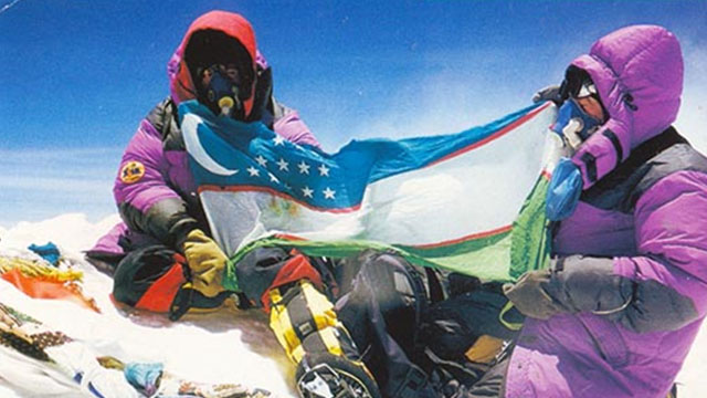#Бугун: Ўзбек альпинисти Эверест чўққисини забт этди