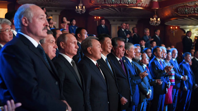 Видео: Мирзиёев, Путин, Лукашенко ва Назарбоев концерт томоша қилишди