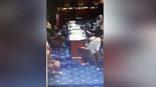 Видео: Журналистлардан бири сенаторнинг бошига ноутбукини тушириб юборди
