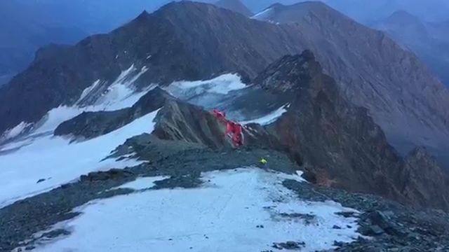 Видео: Альпинистни қутқармоқчи бўлган вертолёт ҳалокатга учради