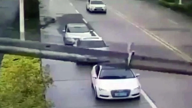 Видео: Кран шлагбауми эзиб ташлаган автомобиль ҳайдовчиси тирик қолди 