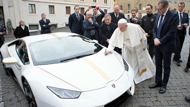 Рим папасига Lamborghini Huracan автомобилини совға қилишди 