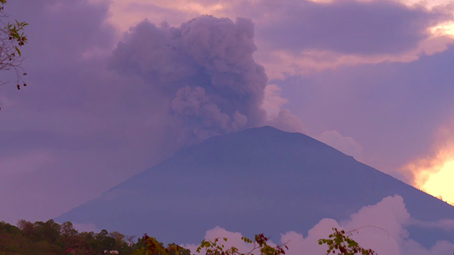 Видео: Уч минг метр баландликдаги Агунга вулқони портлади