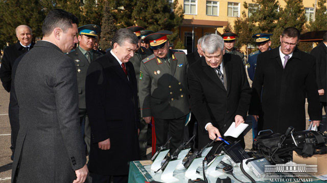 Президент Ўзбекистонда ишлаб чиқарилаётган радиостанция техникалари билан танишди