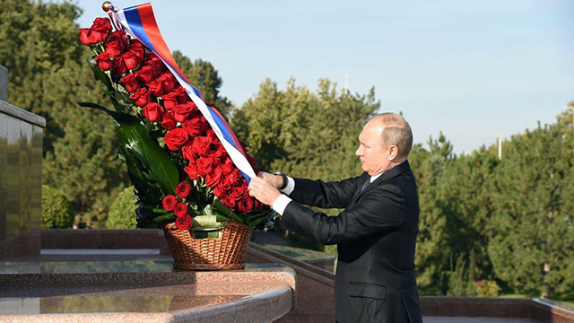 Владимир Путин Мустақиллик ва эзгулик монументига гул қўйди