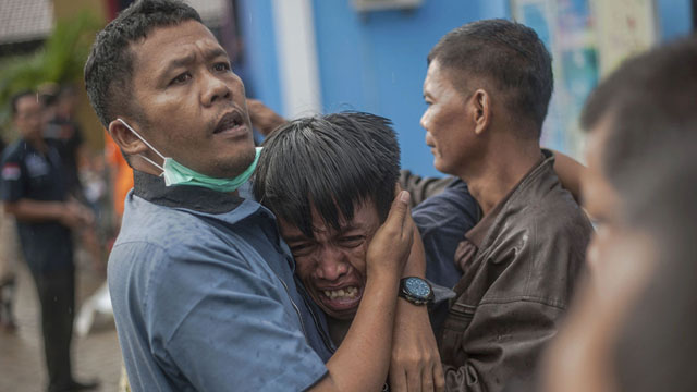 Фоторепортаж: Индонезиядаги цунами қурбонлари сони 400 нафардан ошди