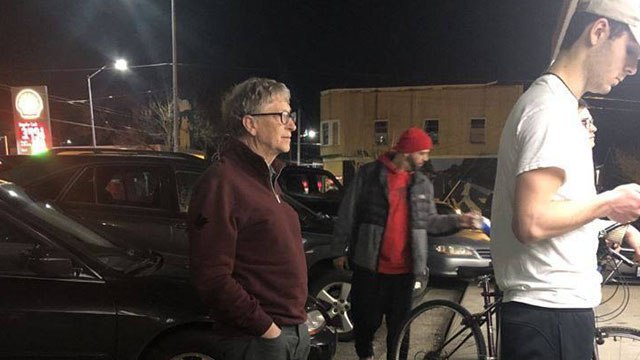 Билл Гейтс бургер учун навбатда турибди